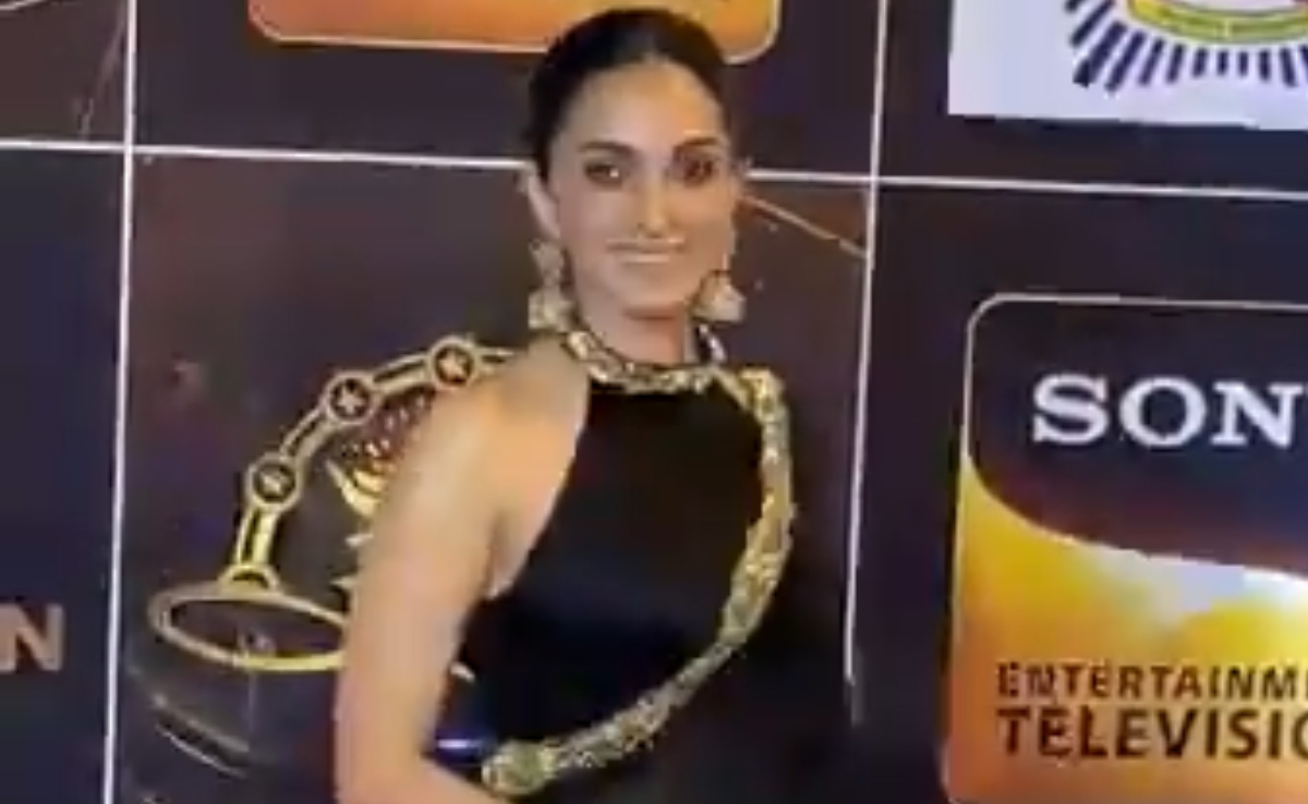 Kiara Advani's Black <i>Saree</i> For Umang 2023 Is What The Party Season Needs RN