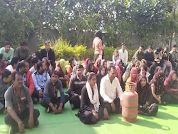 खाली गैस सिलेंडर लेकर मेडिकल कॉलेज के सामने बैठे संविदाकर्मी, 5 महीनों से नहीं मिला वेतन खाली गैस सिलेंडर लेकर मेडिकल कॉलेज के सामने बैठे संविदाकर्मी, 5 महीनों से नहीं मिला वेतन