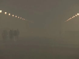 Delhi Fog: दिल्ली-NCR में कड़ाके की ठंड के बीच घने कोहरे ने बढ़ाई परेशानी, विजिबिलिटी बेहद कम Delhi Fog: दिल्ली-NCR में कड़ाके की ठंड के बीच घने कोहरे ने बढ़ाई परेशानी, विजिबिलिटी बेहद कम