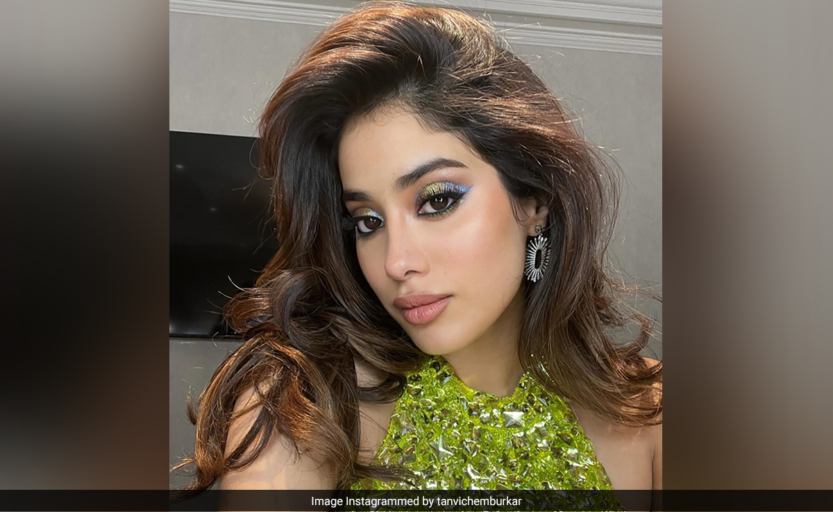 Janhvi Kapoor's "Luminous" Golden-Blue Eyeshadow On A Dewy Base Is Ideal For A Festive Night Out