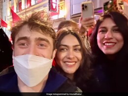 When A Muggle Met The Chosen One: Mrunal Thakur's Pic With <i>Harry Potter</i> Star Daniel Radcliffe When A Muggle Met The Chosen One: Mrunal Thakur's Pic With <i>Harry Potter</i> Star Daniel Radcliffe