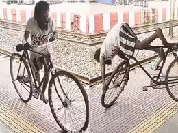 साइकिल पर सवार होकर शख्स ने रेलवे प्लेटफॉर्म पर किया जबरदस्त स्टंट, आंख फाड़े देखते रह गए लोग साइकिल पर सवार होकर शख्स ने रेलवे प्लेटफॉर्म पर किया जबरदस्त स्टंट, आंख फाड़े देखते रह गए लोग
