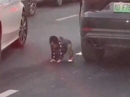 लड़ाई के चक्कर में बच्चे को बीच सड़क पर ही छोड़ दिया मां-बाप, लोगों ने कहा- ये कैसी लड़ाई? लड़ाई के चक्कर में बच्चे को बीच सड़क पर ही छोड़ दिया मां-बाप, लोगों ने कहा- ये कैसी लड़ाई?