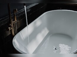 Lifestyle News: गर्म पानी से है नहाने के है शौकीन? तो जाने कितना गर्म पानी है नहाने के लिए सही 