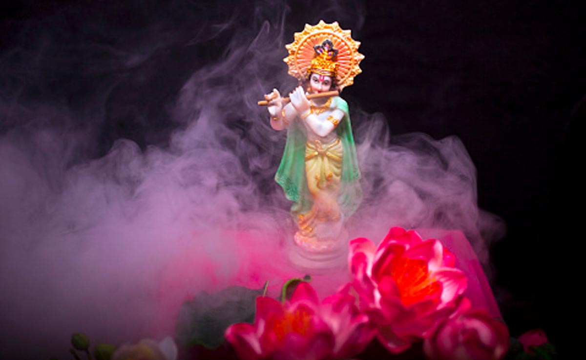 Life Tips: भगवद् गीता में छिपा है रिश्तों में मिठास घोलने का राज, अपनाएं श्रीकृष्ण की ये 5 बातें