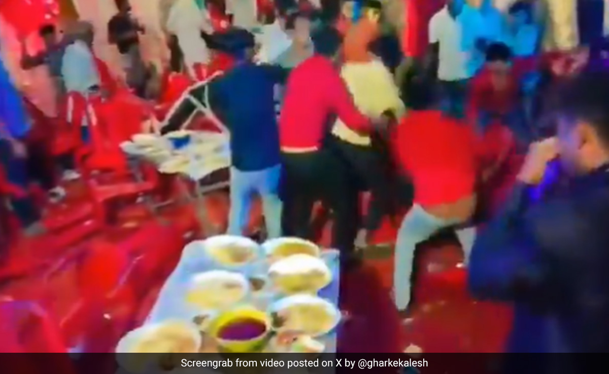 मटर पनीर की सब्जी से गायब था पनीर, बारातियों ने किया हंगामा, जमकर चले लात-घूसे, लोगों पर फेंकी कुर्सियां