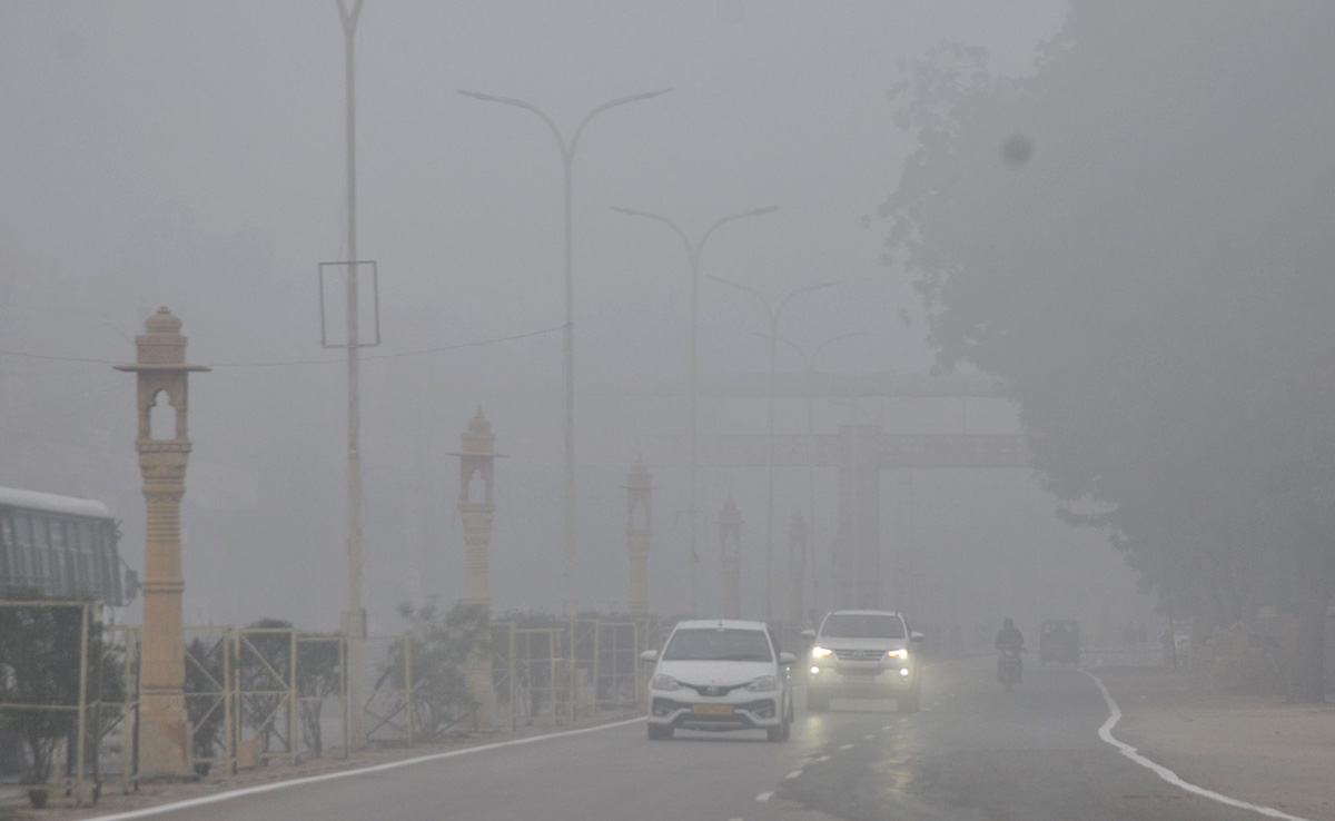 Rajasthan Weather Today: कड़ाके की सर्दी का दौर जारी, जैसलमेर में ठंडी हवाओं ने बढ़ाई ठिठुरन, धौलपुर में पारा 9 डिग्री सेल्सियस तक लुढ़का
