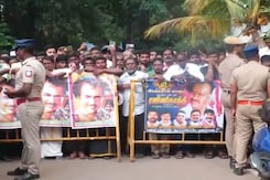 रजनीकांत के जन्मदिन पर उनके घर के बाहर जुटी प्रशंसकों की भीड़ रजनीकांत के जन्मदिन पर उनके घर के बाहर जुटी प्रशंसकों की भीड़