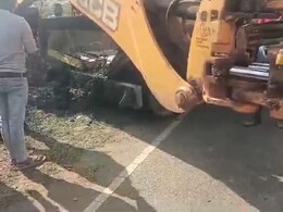 निर्माणाधीन सड़क ने ग्वालियर में फिर ली जान! दंपति की बाइक पोकलेन मशीन में घुसी, पति की मौत पत्नी की हालत गंभीर