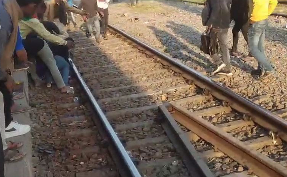 महिला और दो बच्चों के ऊपर से गुजर गई पूरी ट्रेन...लेकिन नहीं आई एक भी खरोंच