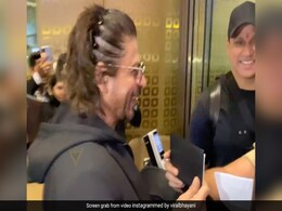 एयरपोर्ट पर पहुंचे शाहरुख खान तो हुआ कुछ ऐसा कि मुस्कुराए किंग खान, वीडियो वायरल एयरपोर्ट पर पहुंचे शाहरुख खान तो हुआ कुछ ऐसा कि मुस्कुराए किंग खान, वीडियो वायरल