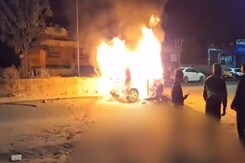 डिवाइडर से टकराते ही कार में लगी आग,  दो शख्स जिंदा जले डिवाइडर से टकराते ही कार में लगी आग,  दो शख्स जिंदा जले