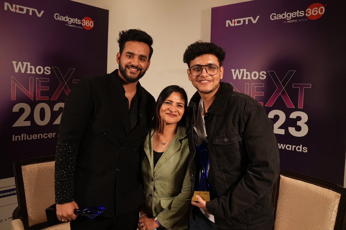 Influencers Awards 2023: Abhishek Malhan, Nischay Malhan Pose with Mother Dimple Malhan; Precious Moments! Influencers Awards 2023: Abhishek Malhan, Nischay Malhan Pose with Mother Dimple Malhan; Precious Moments!