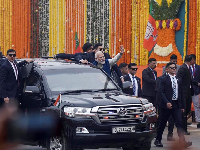 अयोध्या में पीएम मोदी का रोड शो, झलक पाने के लिए उमड़ी भीड़