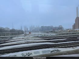 London Blanketed In Snow As City Prepares For Chilly Weekend, Yellow Warning Issued London Blanketed In Snow As City Prepares For Chilly Weekend, Yellow Warning Issued