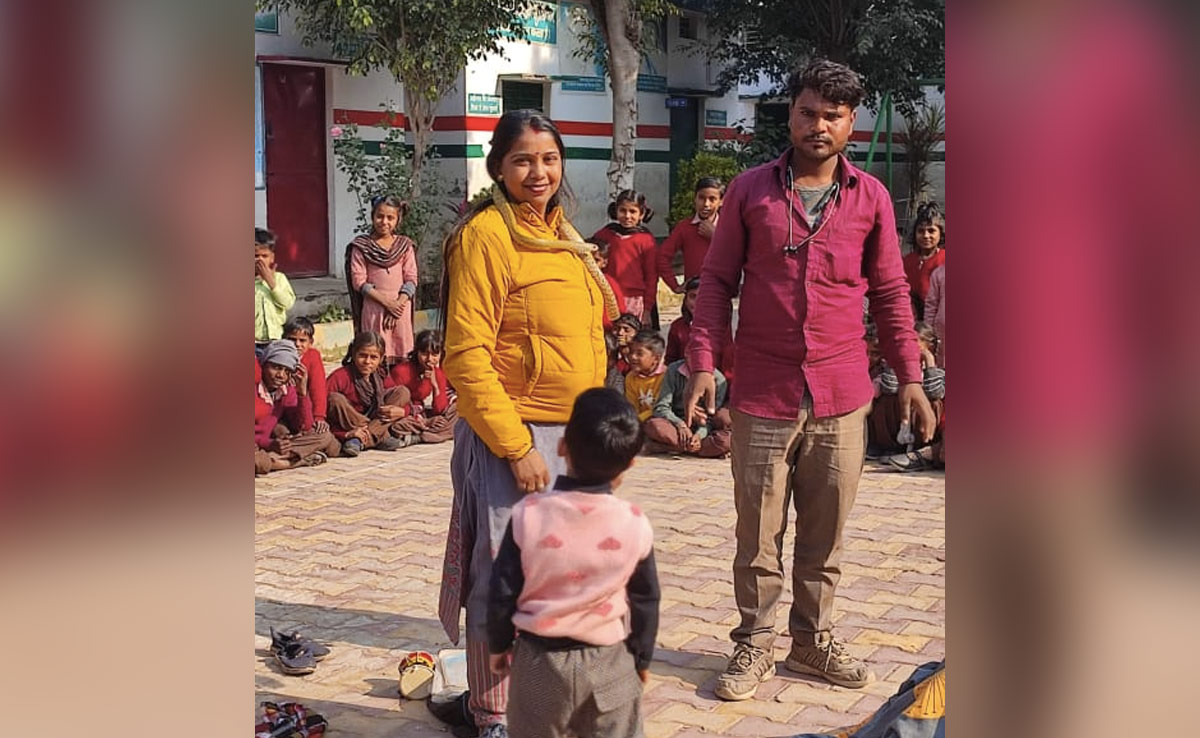 UP: रील पर अधिक व्यूज पाने के लिए स्कूल टीचर ने छात्र के गले में लपेटा सांप, भेजा गया नोटिस