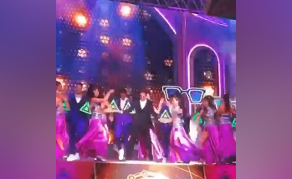 ICYMI: Shah Rukh Khan Dancing To <i>Jawan</i> Song At Umang 2023 - Watch Viral Video