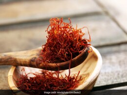 केसर के फायदे पता हैं लेकिन चेहरे पर लगाना नहीं आता, तो यहां जानिए Kesar से फेस पैक्स बनाने के तरीके केसर के फायदे पता हैं लेकिन चेहरे पर लगाना नहीं आता, तो यहां जानिए Kesar से फेस पैक्स बनाने के तरीके