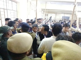 Rajasthan Election Results 2023 : डीडवाना में काउटिंग सेंटर पर यूनुस खान और चेतन डूडी के समर्थक आपस में भीड़े, जमकर हुआ हंगामा Rajasthan Election Results 2023 : डीडवाना में काउटिंग सेंटर पर यूनुस खान और चेतन डूडी के समर्थक आपस में भीड़े, जमकर हुआ हंगामा