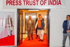 पीटीआई कार्यालय पहुंचे PM मोदी, कामकाज के बारे में जानकारी ली पीटीआई कार्यालय पहुंचे PM मोदी, कामकाज के बारे में जानकारी ली