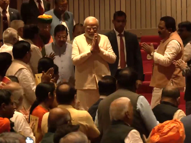 PM Modi Gets Grand Welcome At BJP's Parliamentary Meet After 3 States Win