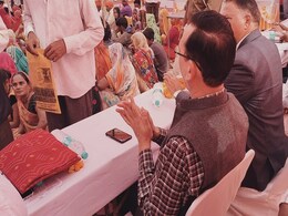 Rajasthan: बैंक में डेढ़ माह से No Dues के लिए लगा रहा था चक्कर, कलेक्टर ने बैंक मैनेजर को जोड़े हाथ, 15 मिनट में हुआ काम Rajasthan: बैंक में डेढ़ माह से No Dues के लिए लगा रहा था चक्कर, कलेक्टर ने बैंक मैनेजर को जोड़े हाथ, 15 मिनट में हुआ काम