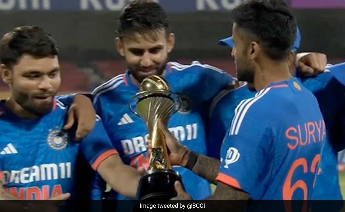 सूर्यकुमार यादव ने जीता दिल,  सीरीज जीतने के बाद रिंकू सिंह को थमाई ट्रॉफी, ऐसा था क्रिकेटर का रिएक्शन, Video