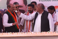 Revanth Reddy, Congress Leaders Celebrate Sonia Gandhi's Birthday In Hyderabad Revanth Reddy, Congress Leaders Celebrate Sonia Gandhi's Birthday In Hyderabad