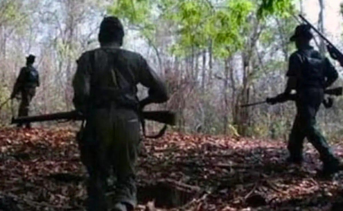 Jashapur : पोल्ट्री फॉर्म में मजदूर बनकर रह रहे थे नक्सली, AK-47 रायफल के साथ कमांडर सहित 3 गिरफ्तार  Jashapur : पोल्ट्री फॉर्म में मजदूर बनकर रह रहे थे नक्सली, AK-47 रायफल के साथ कमांडर सहित 3 गिरफ्तार