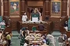पंडित जवाहरलाल नेहरू की तस्वीर सदन से हटाए जाने पर मचा बवाल, कांग्रेस ने दी चेतावनी पंडित जवाहरलाल नेहरू की तस्वीर सदन से हटाए जाने पर मचा बवाल, कांग्रेस ने दी चेतावनी