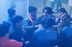 सोसाइटी में युवकों ने शराब पीकर जमकर उत्पात मचाया, गार्ड को धमकाया और पीटा सोसाइटी में युवकों ने शराब पीकर जमकर उत्पात मचाया, गार्ड को धमकाया और पीटा