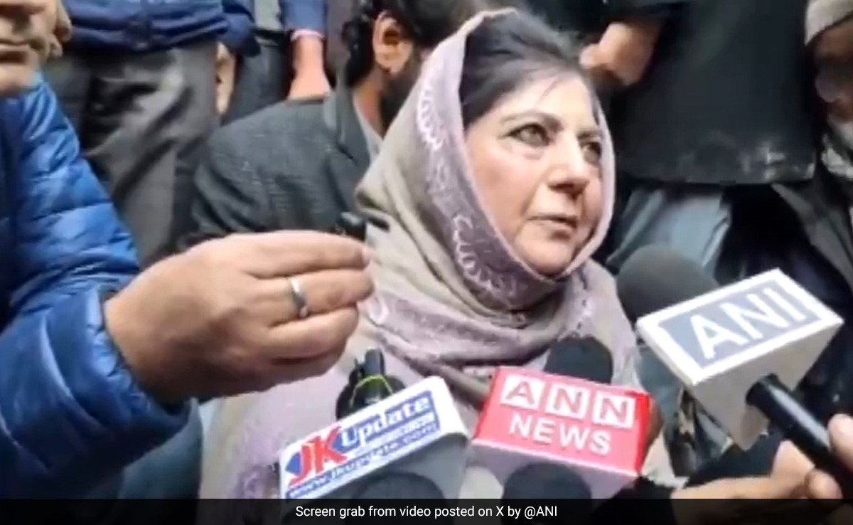 महबूबा मुफ्ती को पुंछ में मारे गए तीन नागरिकों के परिवारों से मिलने से रोका गया, विरोध प्रदर्शन