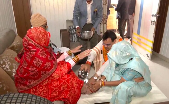 राजस्थान के CM पद की शपथ लेने से पहले भजनलाल शर्मा ने माता-पिता के पैर धोकर लिया आशीर्वाद