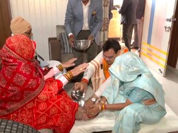 राजस्थान के CM पद की शपथ लेने से पहले भजनलाल शर्मा ने माता-पिता के पैर धोकर लिया आशीर्वाद राजस्थान के CM पद की शपथ लेने से पहले भजनलाल शर्मा ने माता-पिता के पैर धोकर लिया आशीर्वाद