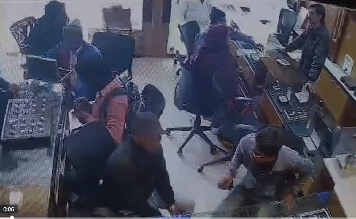 VIDEO: बिहार के बेगूसराय में फिल्मी अंदाज में लूट, ग्राहक बनकर आए बदमाशों ने लूट लिए एक करोड़ के जेवरात