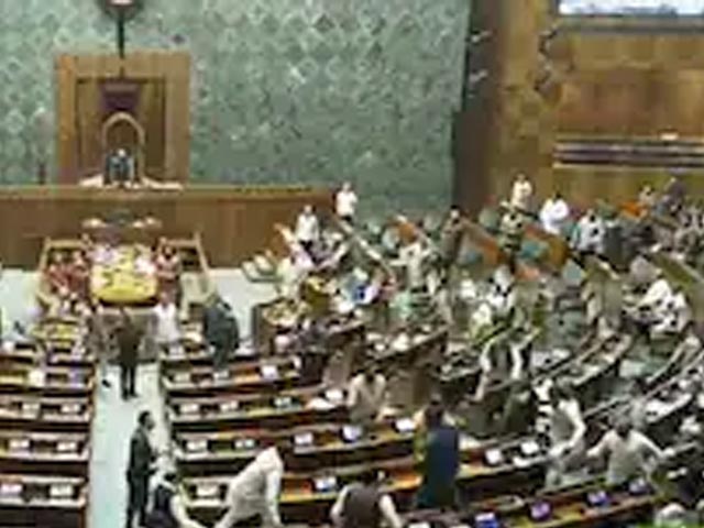 लोकसभा में हंगामे के चलते सांसदों पर एक्‍शन, 33 सांसदों को किया निलंबित