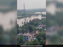 Watch: Air Forces' Chopper Display Team Sarang Air-Drops Food In Flood-Hit Tamil Nadu Watch: Air Forces' Chopper Display Team Sarang Air-Drops Food In Flood-Hit Tamil Nadu