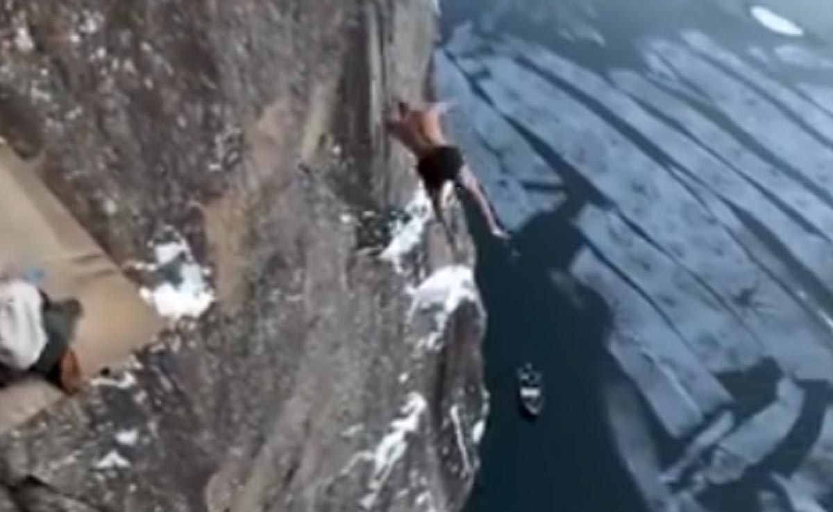 132 फीट की ऊंचाई से लगा दी जमी हुई झील में छलांग, देखने वालों ने डर कर ली आंखें बंद