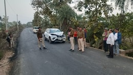 सड़क किनारे बातचीत कर रहे तीन भाइयों को कार ने मारी टक्कर, दो की मौत, एक लड़ रहा है जिंदगी की जंग