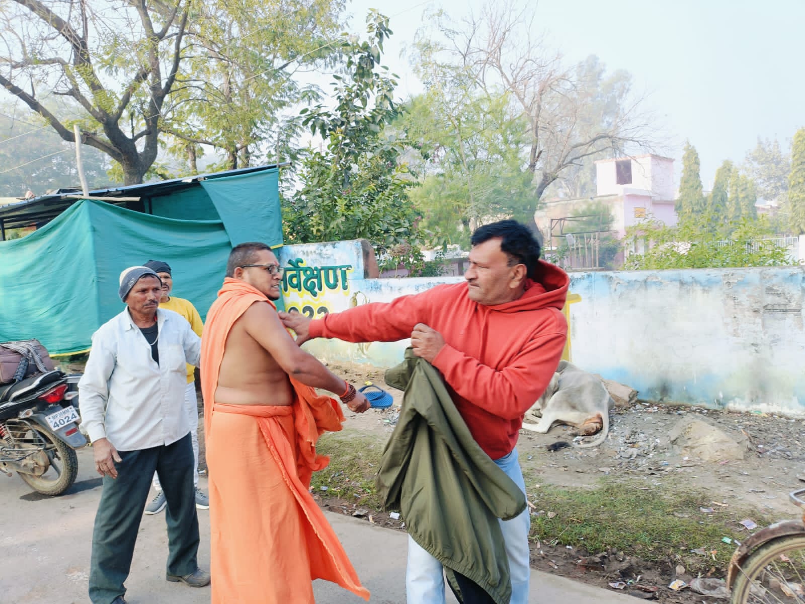 चप्पलों से मार खाकर भी डॉक्टर ने किया गाय का इलाज, लेकिन संत को भारी पड़ गई गुंडागर्दी!