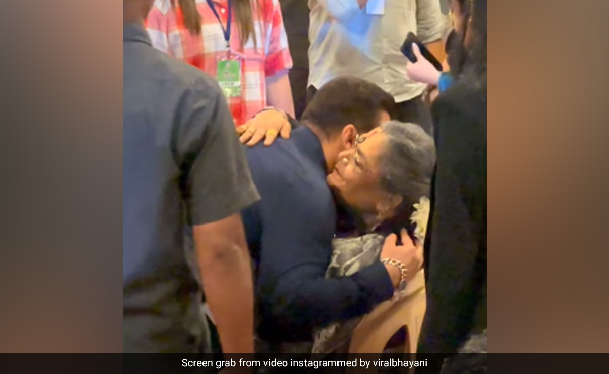 सलमान खान ने छूए इस दिग्गज सिंगर के पैर, इवेंट से सामने आया वीडियो, फैंस बोले- दिल जीत लिया