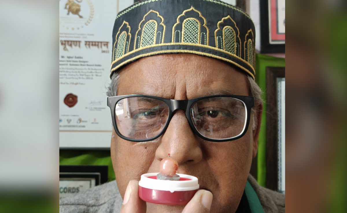 दुनिया का सबसे छोटा क्रॉस, उदयपुर के स्वर्ण शिल्पी ने क्रिसमस पर बनाया नया रिकॉर्ड