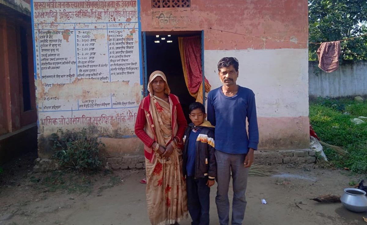 हथियों के हमले में टूट गया था मकान, पांच महीने से स्कूल में रह रहा परिवार, नहीं मिली मदद