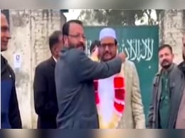 पाकिस्तान: आतंकी हाफिज सईद का बेटा लड़ेगा आम चुनाव, लश्कर में पिता के बाद माना जाता है 'नंबर-2' पाकिस्तान: आतंकी हाफिज सईद का बेटा लड़ेगा आम चुनाव, लश्कर में पिता के बाद माना जाता है 'नंबर-2'