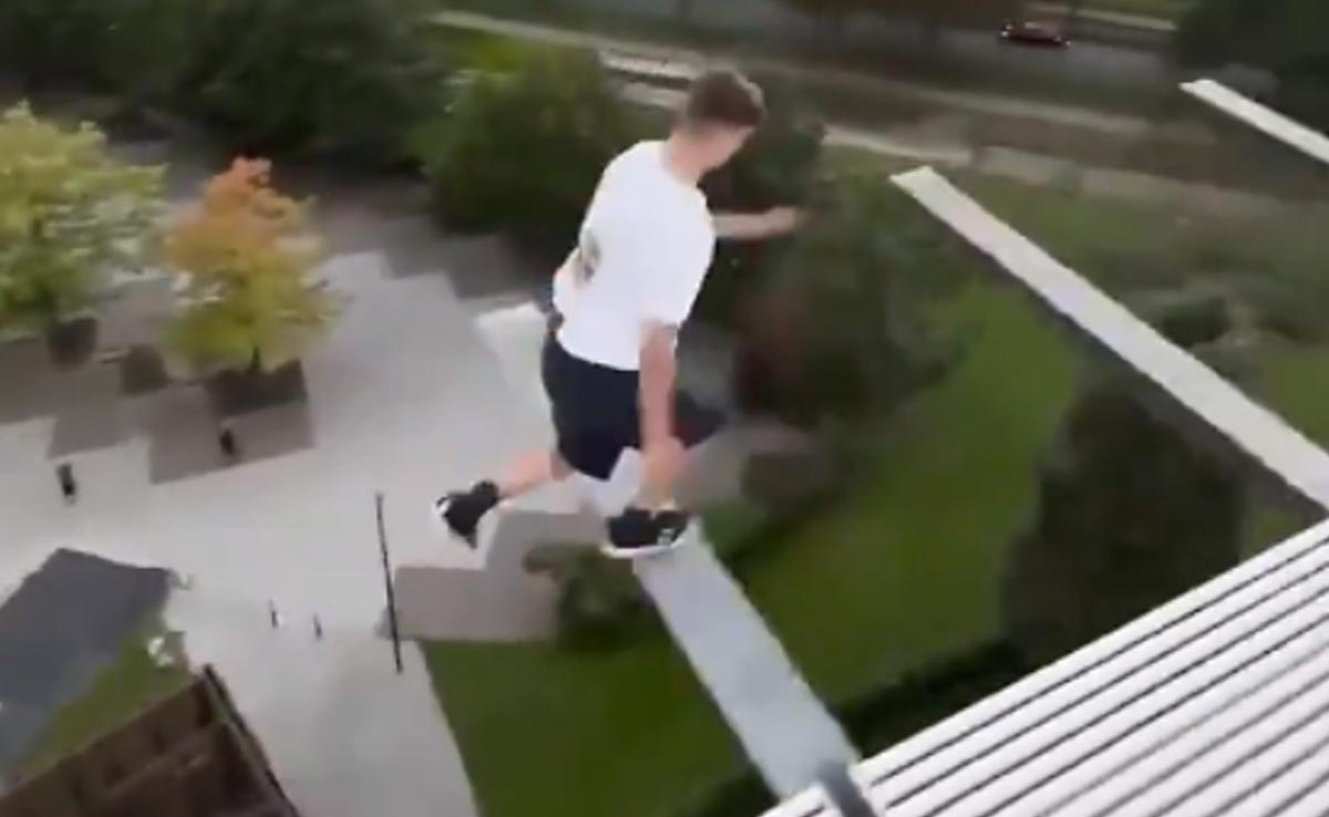 ऊंची इमारत से छलांग लगाते हुए शख्स ने किया खतरनाक स्टंट, लोग बोले- बस एक गलती, खेल खत्म!