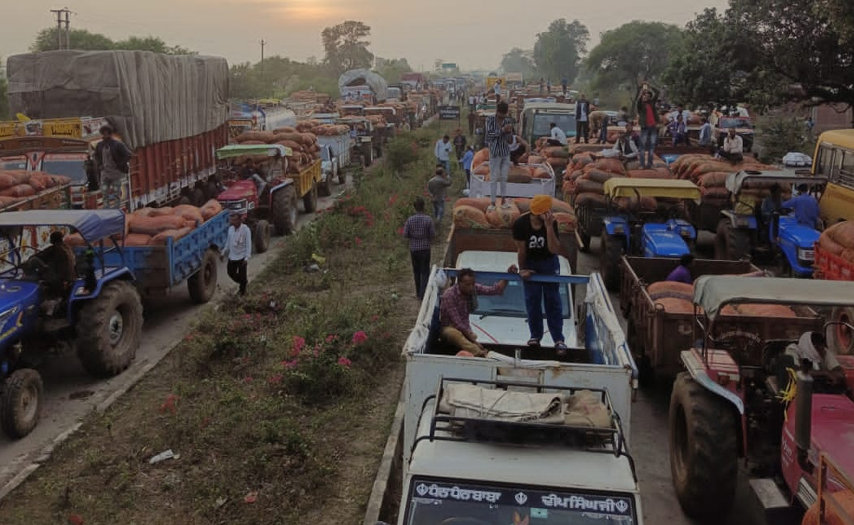 Jabalpur: किसानों ने हाईवे पर जमकर किया हंगामा, मटर की सही कीमत नहीं मिलने बिगड़े हालात