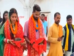 शानदार प्रदर्शन के बाद अब पत्नी के साथ मां थावे वाली के दरबार में पहुंचे स्टार गेंदबाज़ मुकेश कुमार शानदार प्रदर्शन के बाद अब पत्नी के साथ मां थावे वाली के दरबार में पहुंचे स्टार गेंदबाज़ मुकेश कुमार