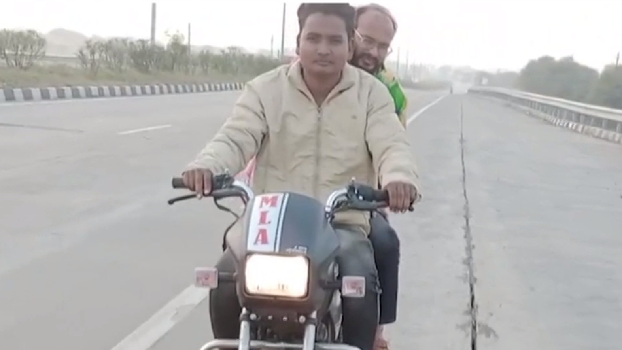 MP Election Results: वाहन नही मिला तो बाइक से ही निकल पड़े विधायक कमलैश्वर डोडियार