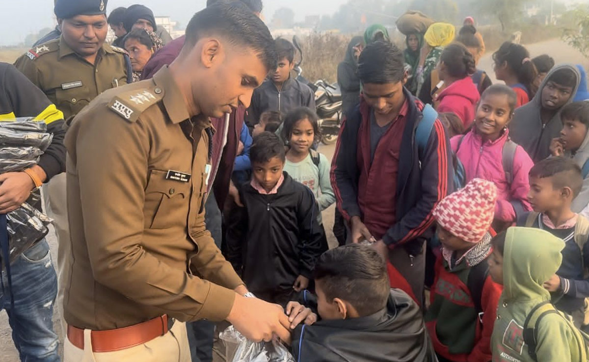 कड़कड़ाती ठंड में गरीब बच्चों को पहनाए गर्म सूट, पुलिस अधिकारी का अनूठा न्यू ईयर सेलिब्रेशन