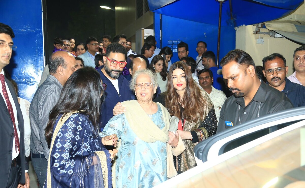 Aishwarya Rai Bachchan-Abhishek, Amitabh Bachchan-Agastya Nanda Form Aaradhya's Cheer Squad At Her Annual Day